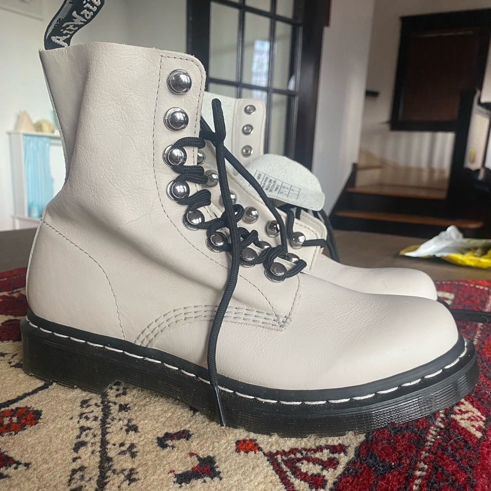 NWOT Doc Martens 1460 Pascal Boots in Cream/White 9 (41) - Picture 4 of 4